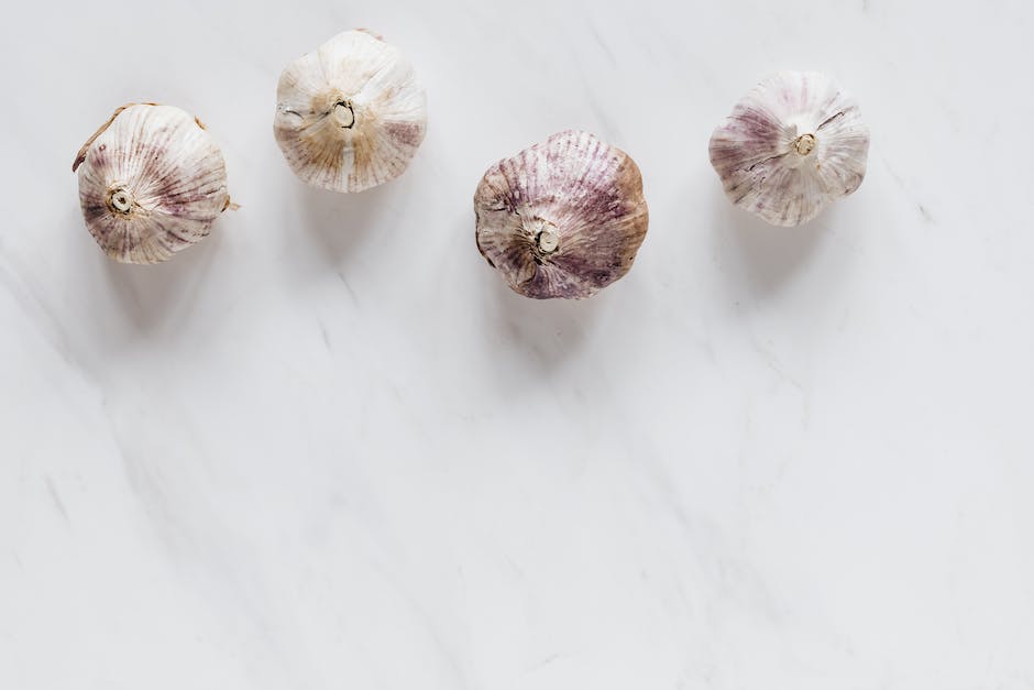 10 Benefits of Eating Garlic On Empty Stomach